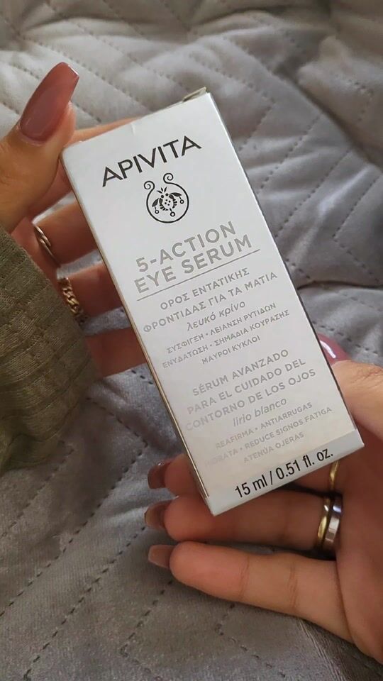 Unboxing the best eye serum by APIVITA