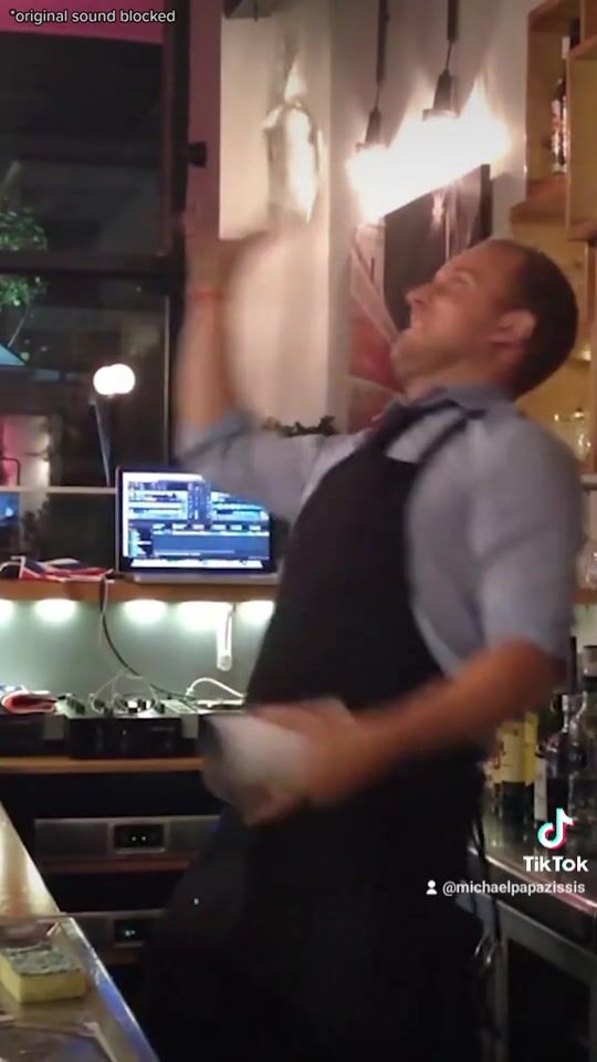 Flair bartending σε "τηλεφωνικό θάλαμο" - Μπουκάλια για bartenders