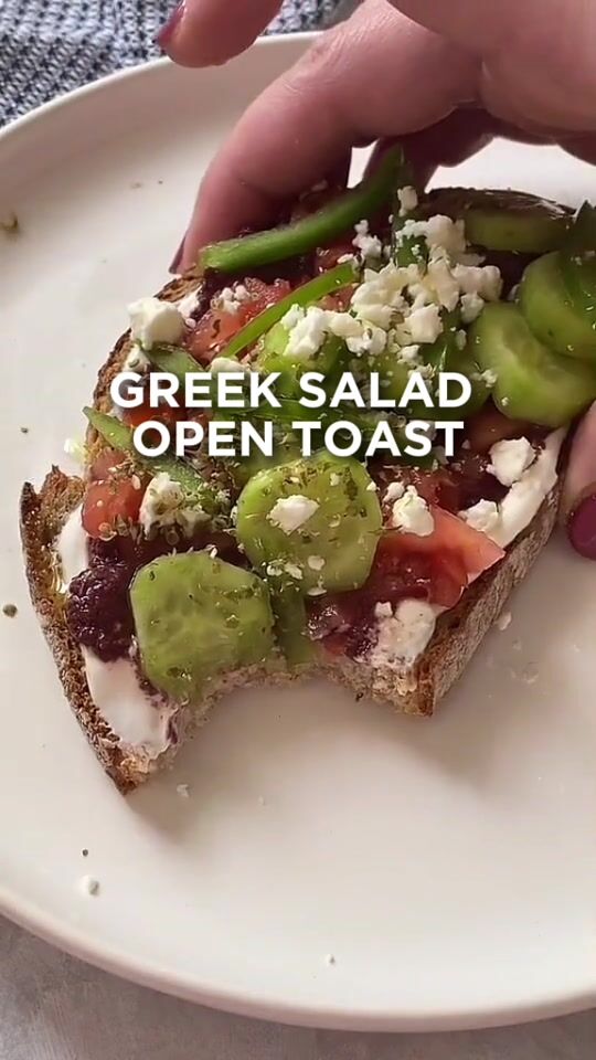 Salată grecească pe pâine prăjită, o idee ușoară și rapidă pentru o masă ușoară