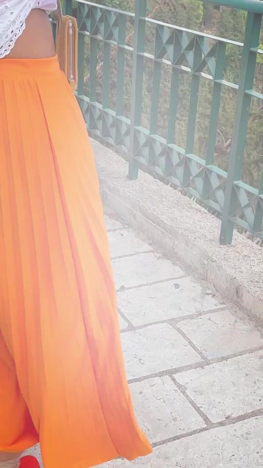 How to combine the orange pleated skirt!