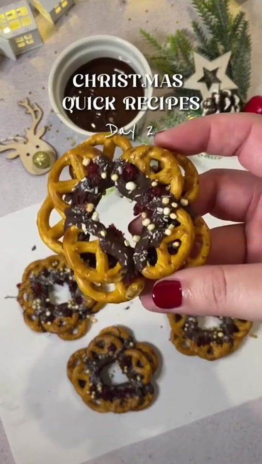 Christmas quick recipes (day 2) | Mini pretzel wreaths with chocolate