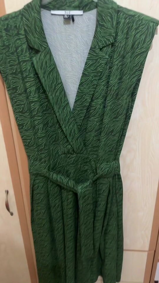 Stilvolles grünes Kleid mit Falten für alle Anlässe!
