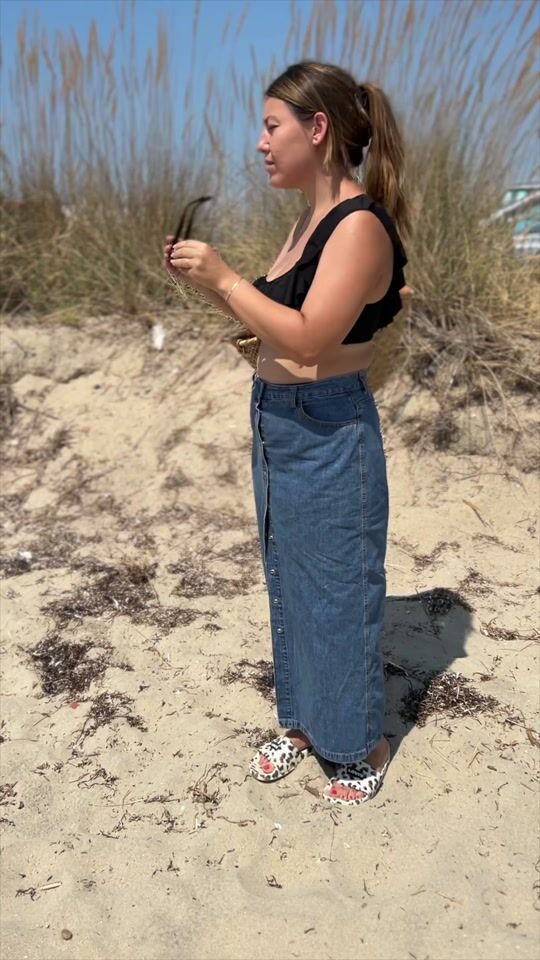 Simple and stylish beach outfit with a long denim skirt!