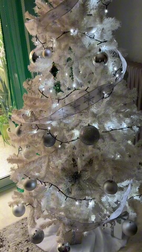 Λευκό χριστουγεννιάτικο δέντρο με στολίδια σε διάφορους τόνους ασημί!