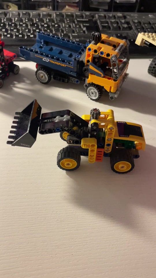Recenzie pentru Lego Technic Volvo Wheel Loader pentru copii de 7+ ani