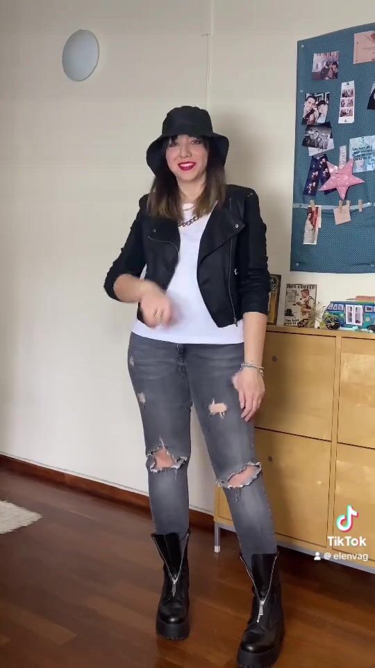 Jeans negri + tricou + jachetă din piele