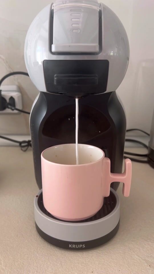 Coffee machine with capsules