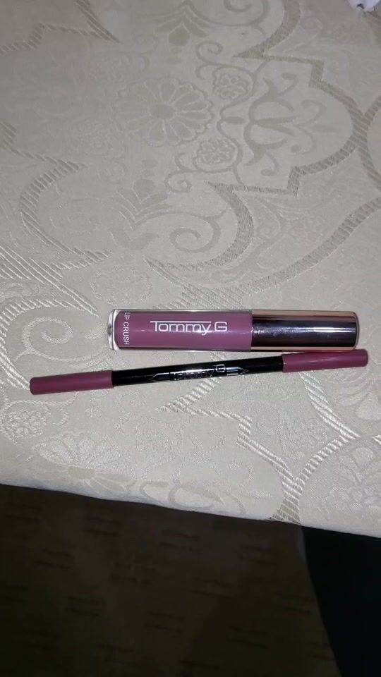 Pencil for lip contour and matte lip gloss, with flawless performance!