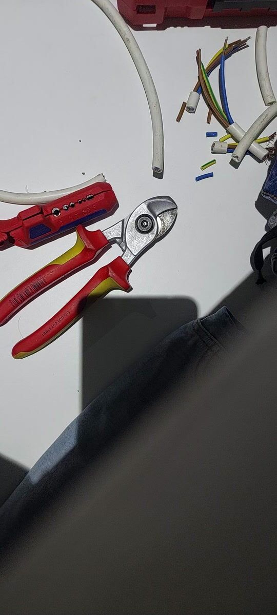 Recenzie pentru decapatorul de cablu coaxial Knipex cu lungimea de 135mm ErgoStrip