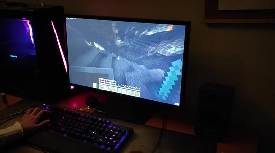 Playing Minecraft with the Blackwidow Elite keyboard