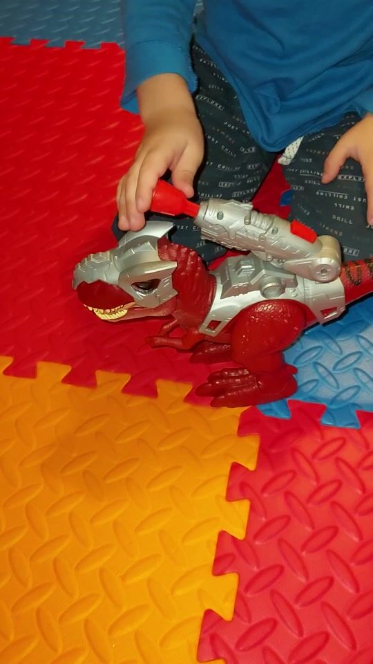 Robo Dino T-Rex mit Rüstung und Feuerpfeil
