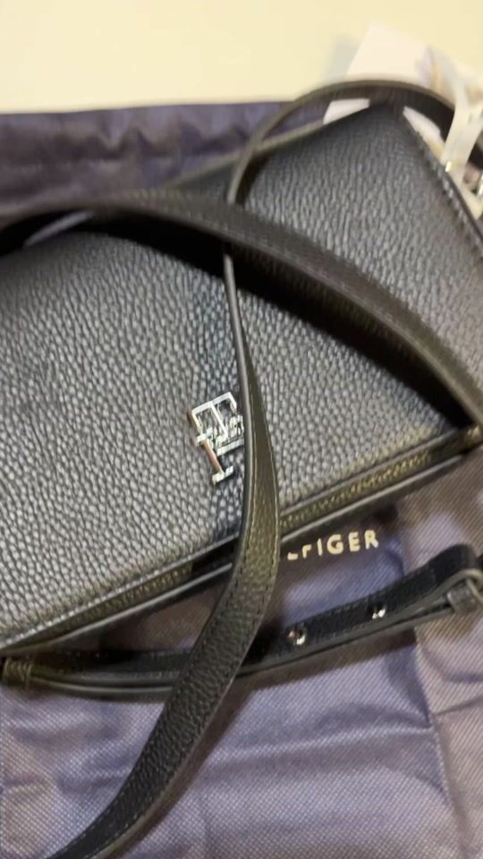 Разопаковане: Чанта през рамо Tommy Hilfiger