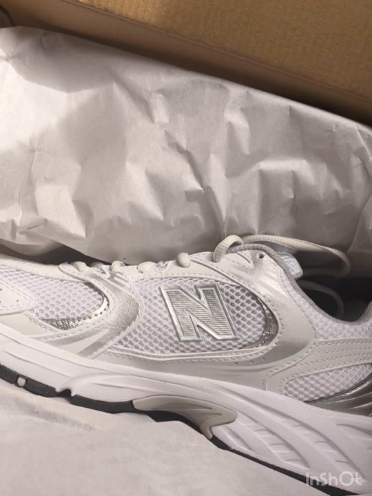 Auspacken: Neue Balance 530 Chunky Sneakers in Weiß