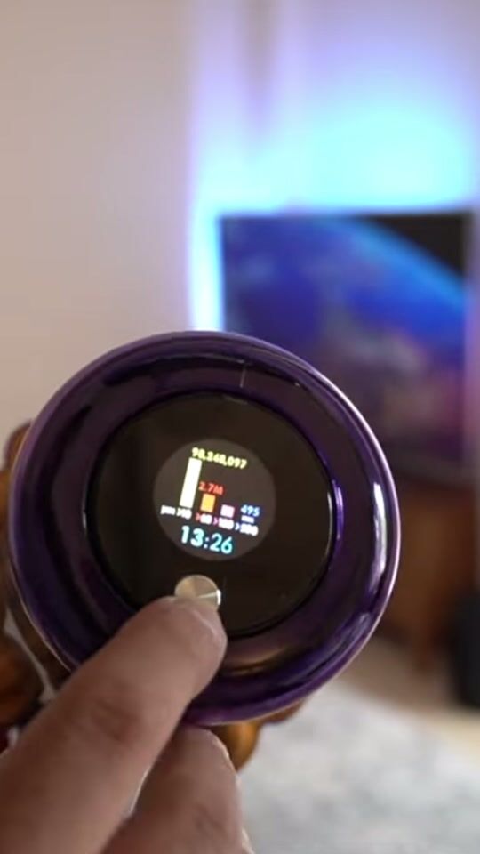 What does the screen of a Dyson V15 Detect do?