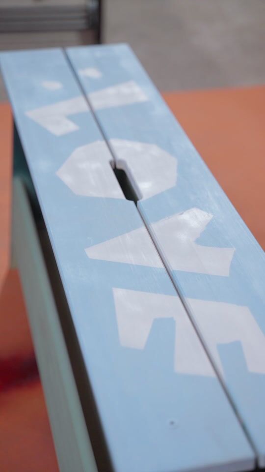  Ξύλινο παγκάκι σε ένα street art piece με υφή κιμωλίας