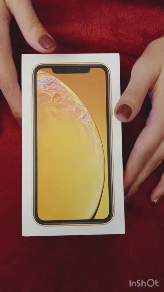 Unboxing the yellow favorite apple ??