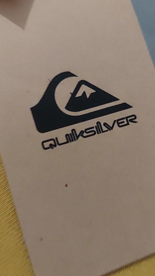 Φουτερ quicksilver με κουκούλα και τσέπες. Πολύ ποιοτικό.