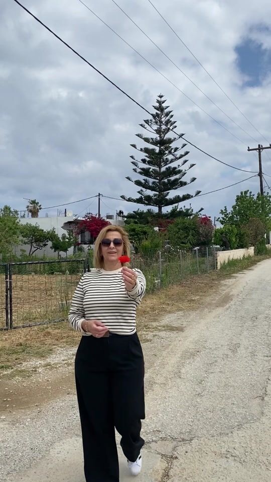 Plimbare de primăvară în Skyros cu o cămașă cu dungi, pantaloni din material, adidași