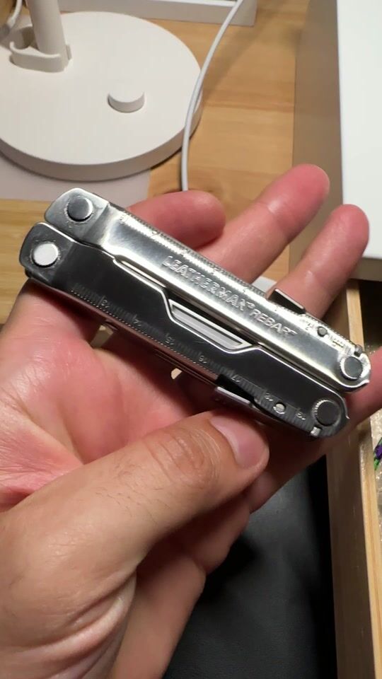 Instrument multifuncțional Leatherman cu 17 funcții