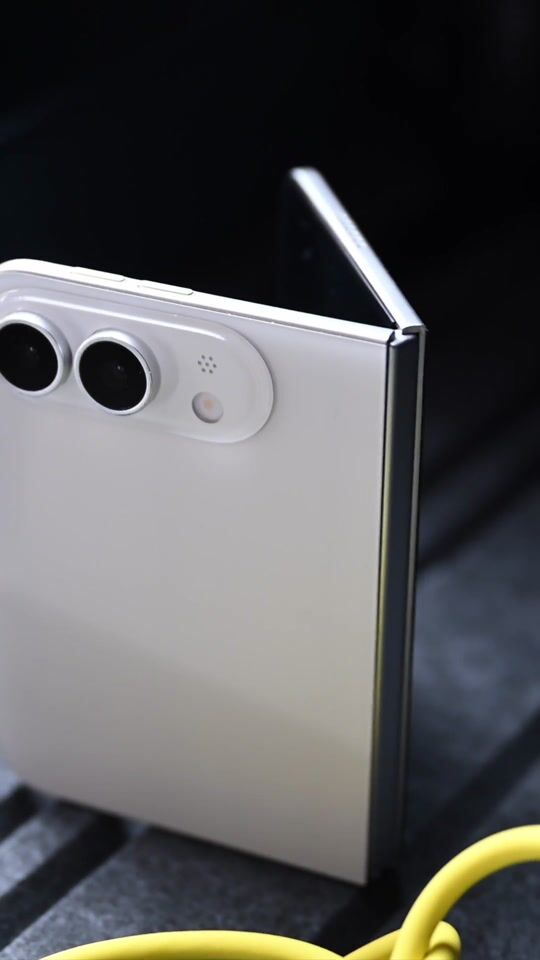 iPhone DUO vs Samsung Z Fold 8