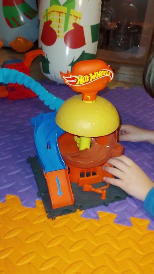 Hot Wheels Burger Drive Thru Track