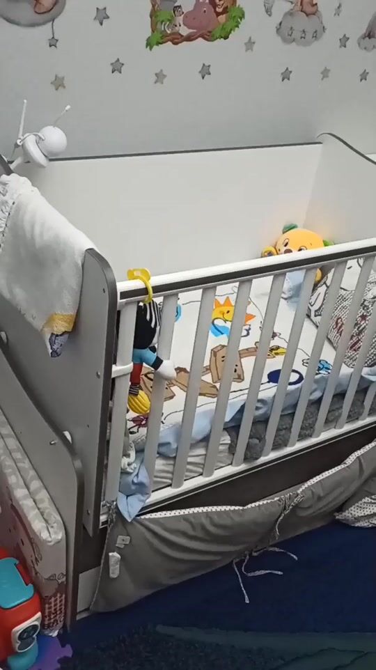 Baby crib that turns into a bed by removing the bars