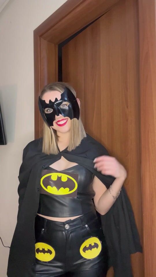 Batgirl / Batman: Easy Halloween Costume Idea!
