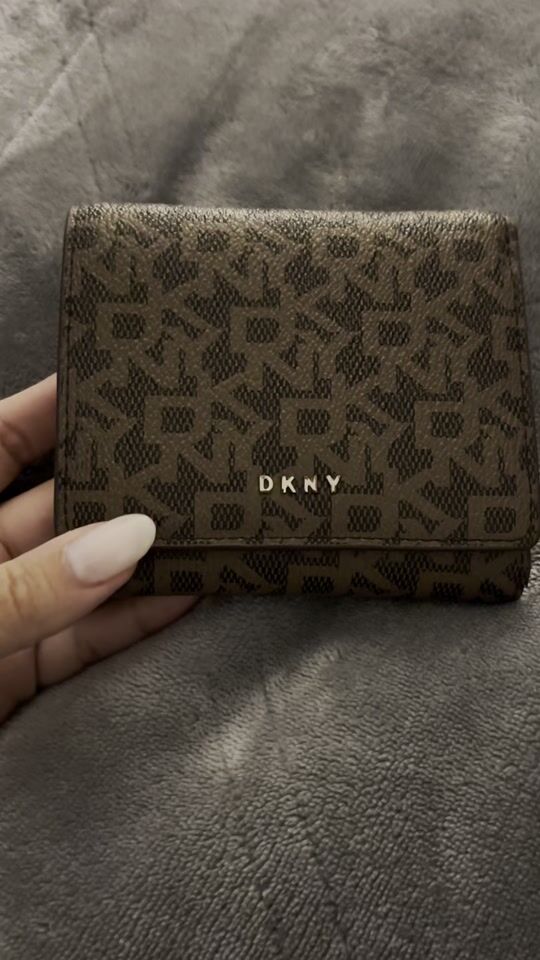 Mein neues DNKY Portemonnaie mit dem klassischen Logo der Firma