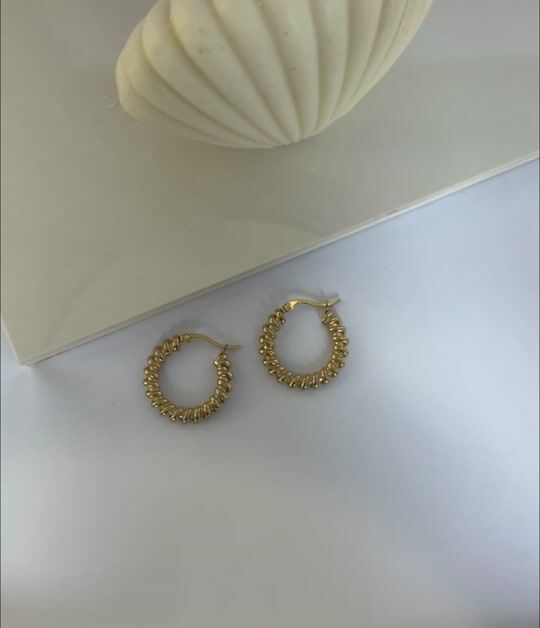 Gold earrings in two sizes ✨