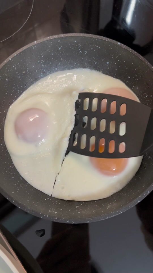 Eggs without oil in the non-stick pan, is it possible?