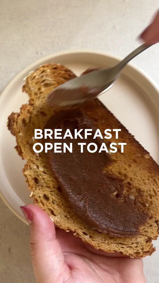 Сладък отворен тост с домашна без захар фъстъчена паста
