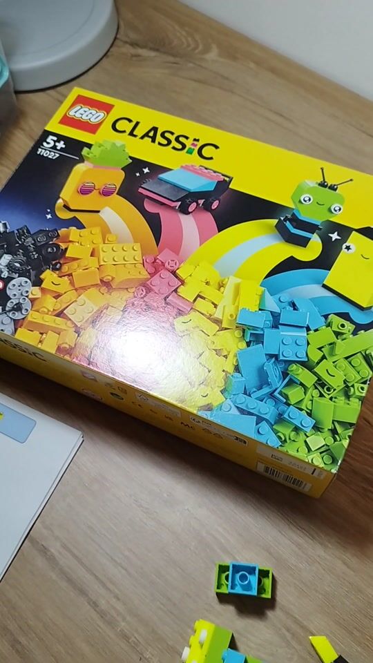 Lego στα πιο φανταστικά φλουο χρώματα!!!