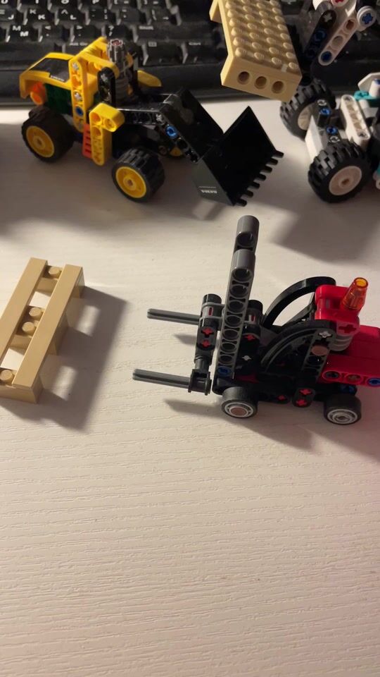 Recenzie pentru Lego Technic Stivuitor cu Paletă pentru Copii de 8+ Ani