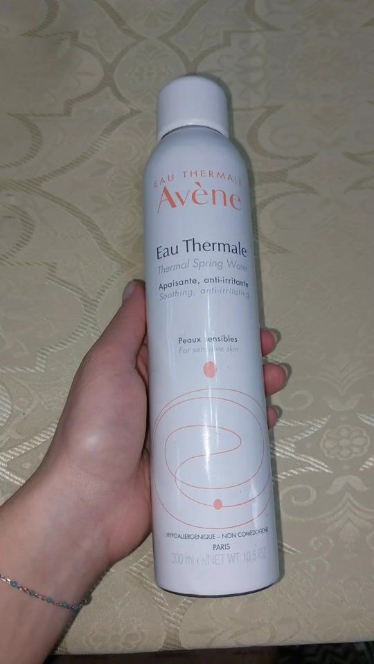 Avene Gesichtsspray, das Feuchtigkeit und Strahlkraft für die Haut bietet