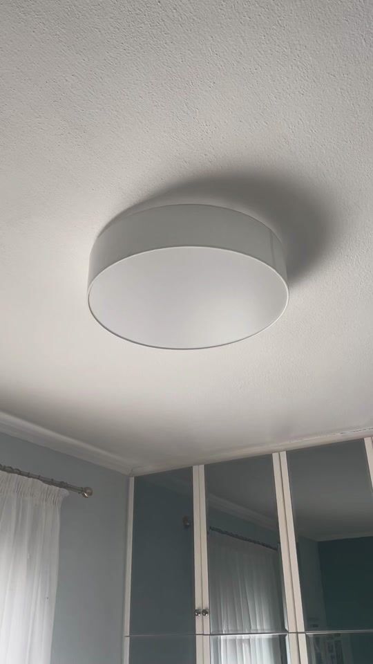 Excelentă lampă de tavan din material • are 3 becuri • capacitate de reglare a intensității luminii