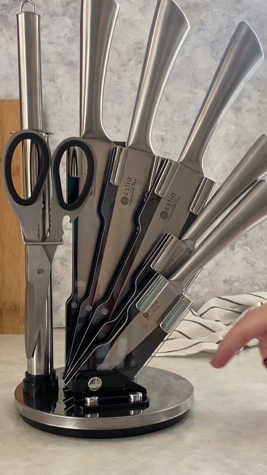 "Do you know what should not be missing from a kitchen? A good set of knives!"