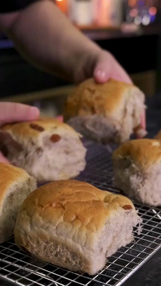 Pâini pufoase cu stafide! Cel mai bun snack pentru întreaga familie!