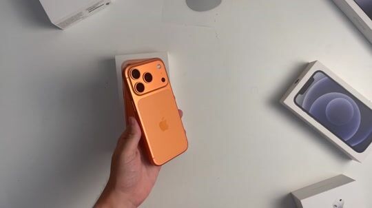 Το Iphone 17 pro στην απίστευτη cosmic orange απόχρωση 