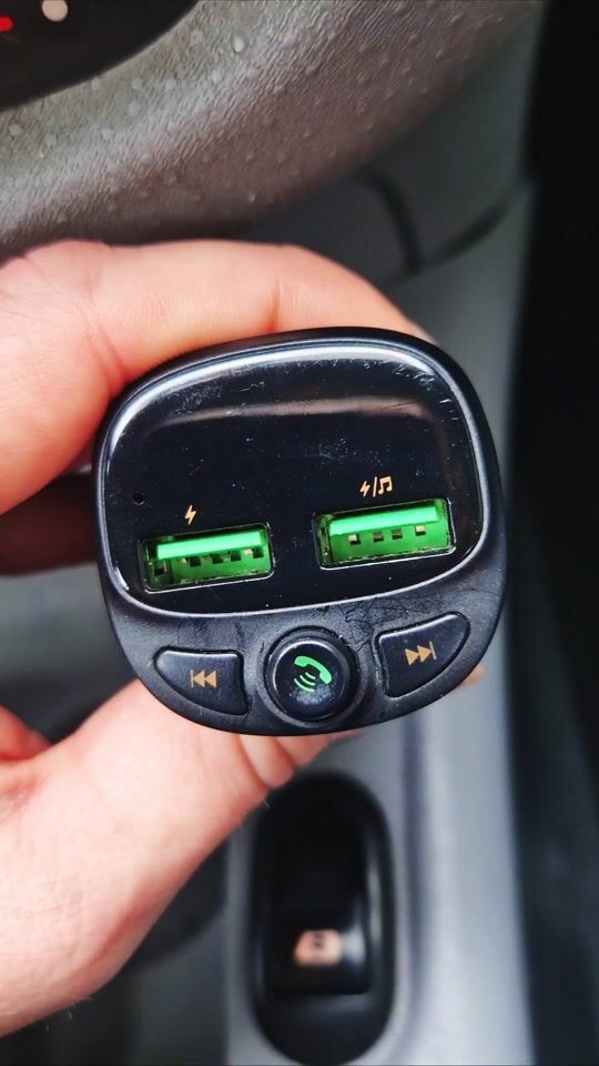 Bluetooth auto cu 2 porturi USB încorporate