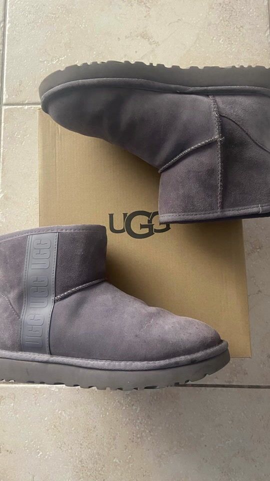 Bocanci Ugg cu logo lateral: Cei mai calzi si confortabili bocanci pentru iarna!