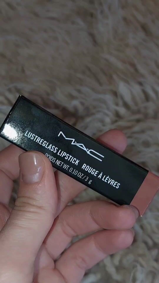 Mac • Lustreglass Lipstick • Hug me ? + first impressions ✨