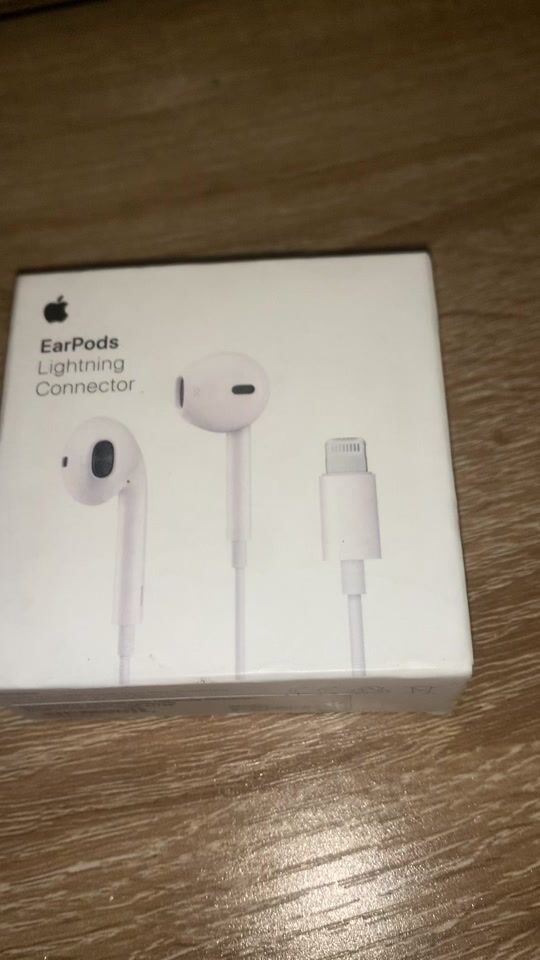 Review for Apple EarPods Earbuds Handsfree with Lightning Connector White