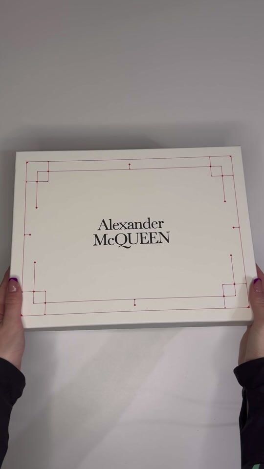Alexander McQueen : Casual and classy 