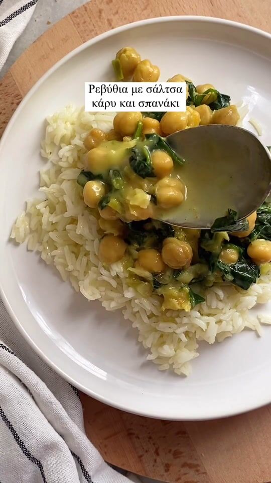 Chickpeas with curry sauce and spinach