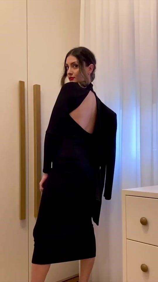 Black outfit idea with red lips 💋