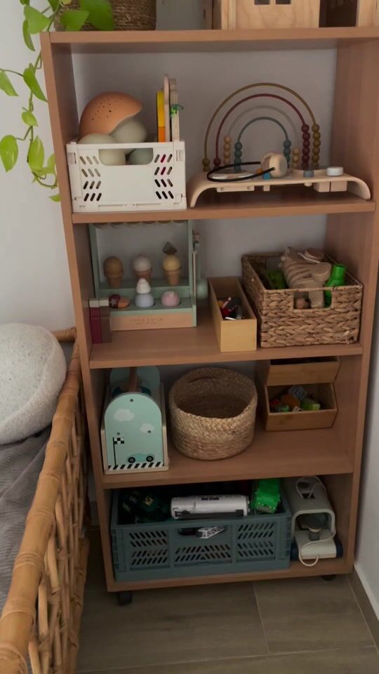 How I organized my child's toys with baskets and boxes!