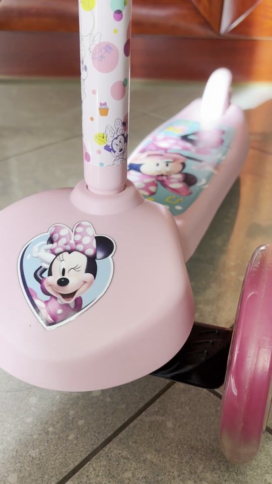 Scooterul ideal pentru copii cu Minnie iubită ?