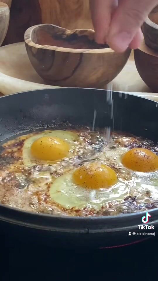 Μαγειρεύουμε αυγά τηγανιτά  με συκώτι μοσχαρίσιο!