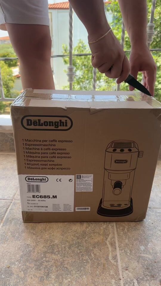 Dezambalare mașină de espresso DeLonghi.