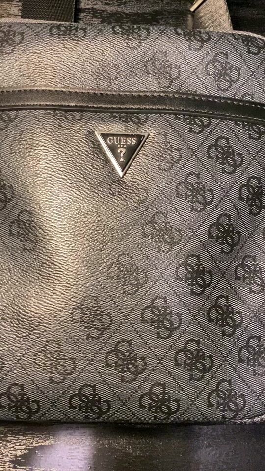 Herrentasche mit Umhängegurt von GUESS